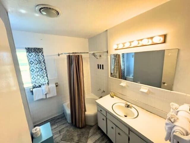 Second Floor 2 Bedroom Suite w/Sofa Sitting Area