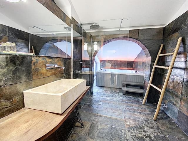Deluxe Suite with Spa Bath