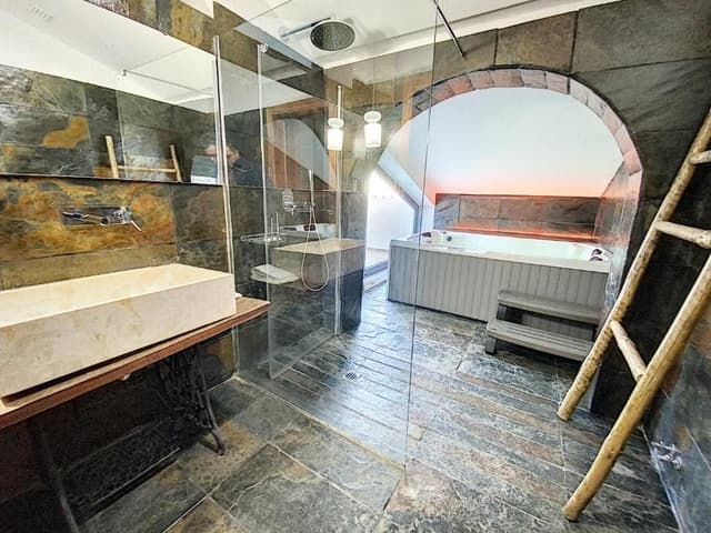 Deluxe Suite with Spa Bath
