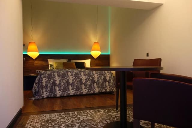 Deluxe Queen Suite