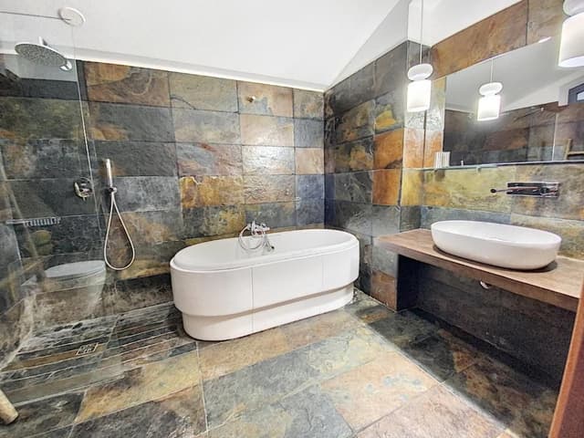 Deluxe Queen Suite