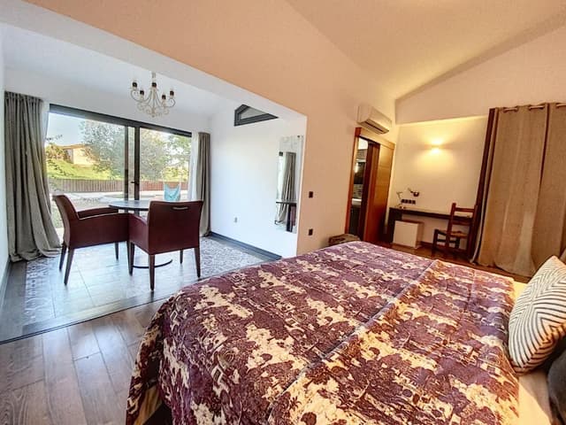 Deluxe Queen Suite