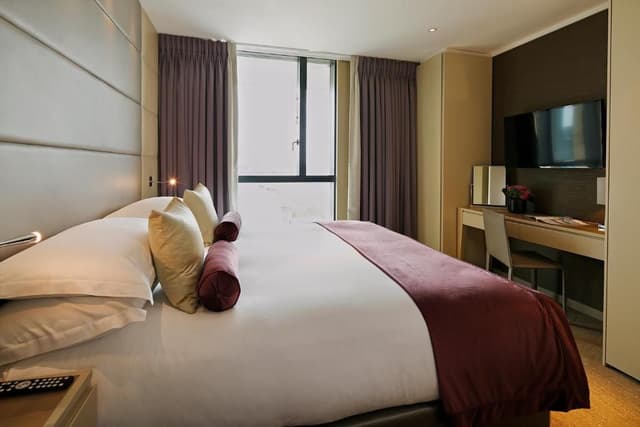 Deluxe Three-Bedroom Apartment with Tower Bridge View