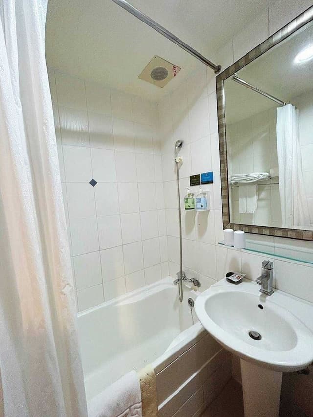 Gallery Double Room, 1 Double Bed, Bathtub, City View