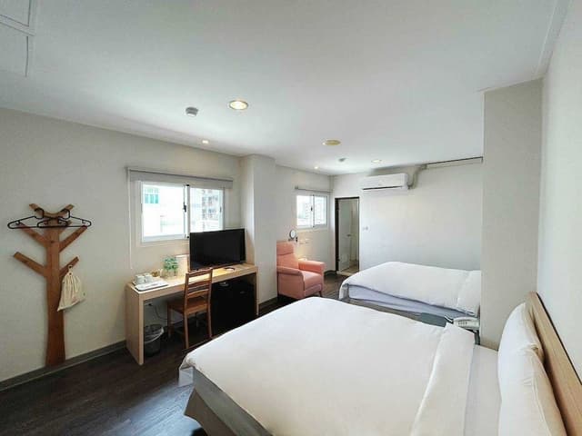 Gallery Quadruple Room, 2 Double Beds, Bathtub, City View