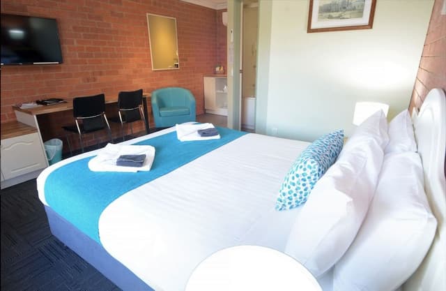 Deluxe Queen Room with Bath