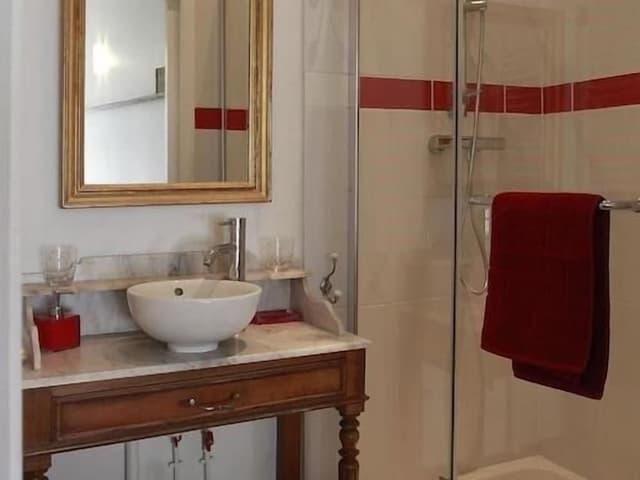 Double Room, Ensuite (La Chambre d'Henry)