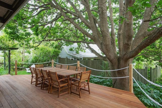 Oak Leaf Apartment
