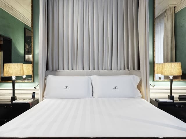Room (Master)