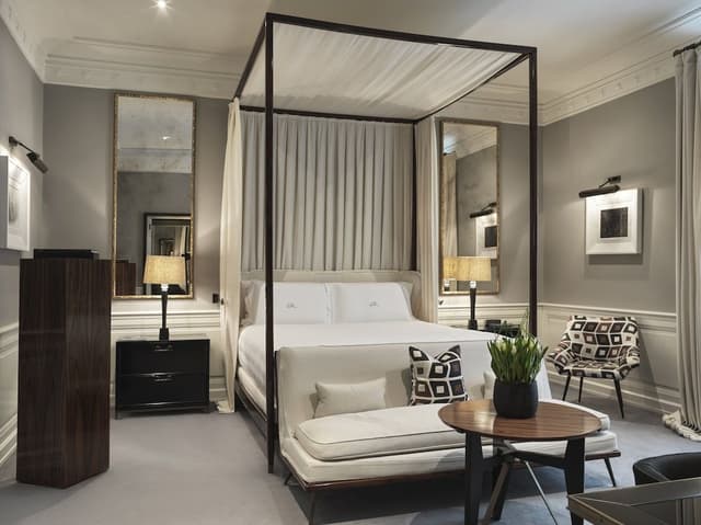 Room (Master)
