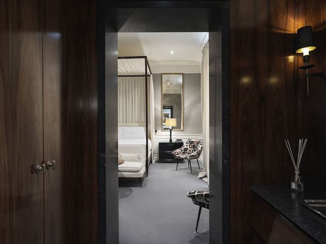 Room (Master)