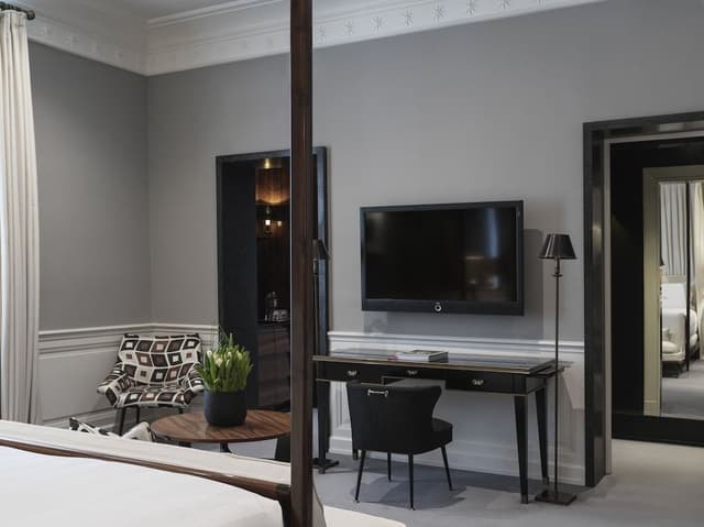 Room (Master)