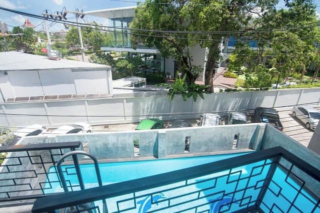 Deluxe Pool Access