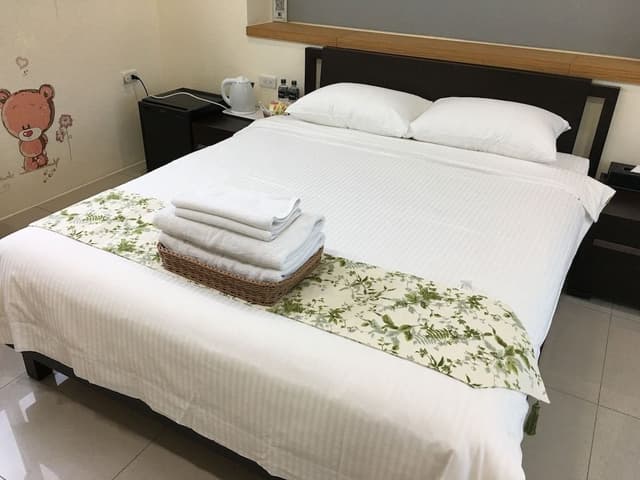 Double Room (Shared Balcony, No.5)