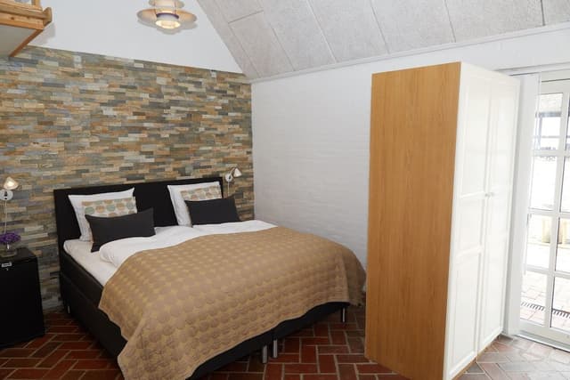 Basic Room, 1 Queen Bed