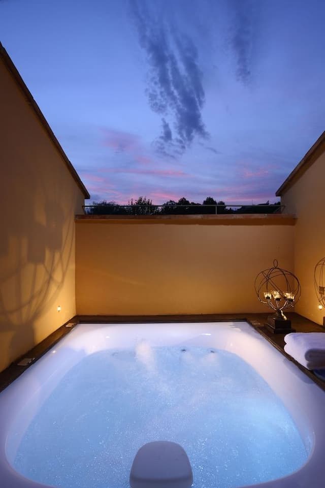 Junior Room, Jetted Tub (I tessuti)