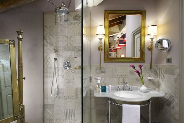 Junior Room, Jetted Tub (I tessuti)