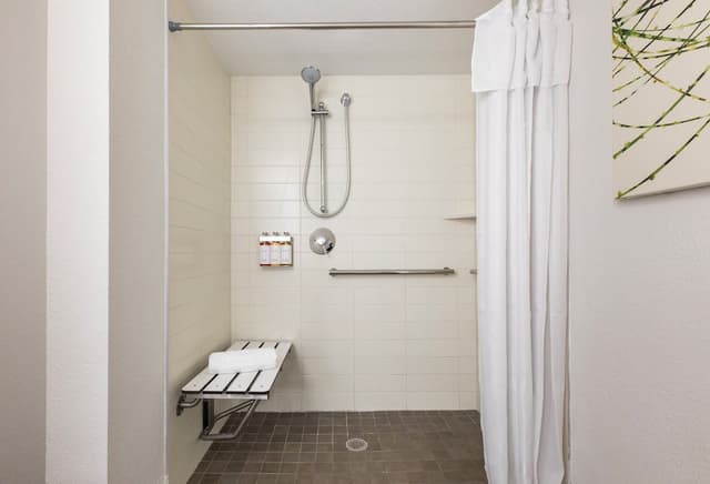 Alligator Reef Oceanfront Accessible Room King Bed
