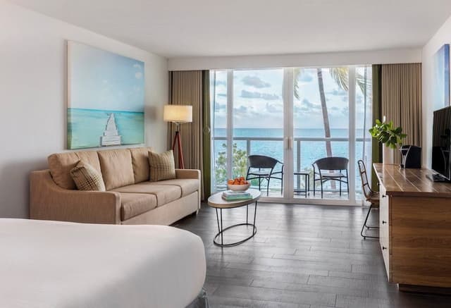 Alligator Reef Oceanfront Accessible Room King Bed