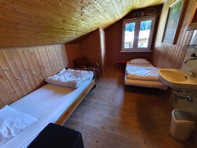 Basic Twin Room, 2 Twin Beds, Shared Bathroom, Mountain View