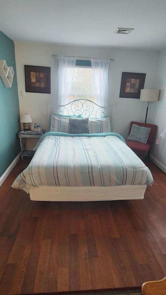 Premium Room, 1 Queen Bed, Non Smoking, Pool Access (Room 12)