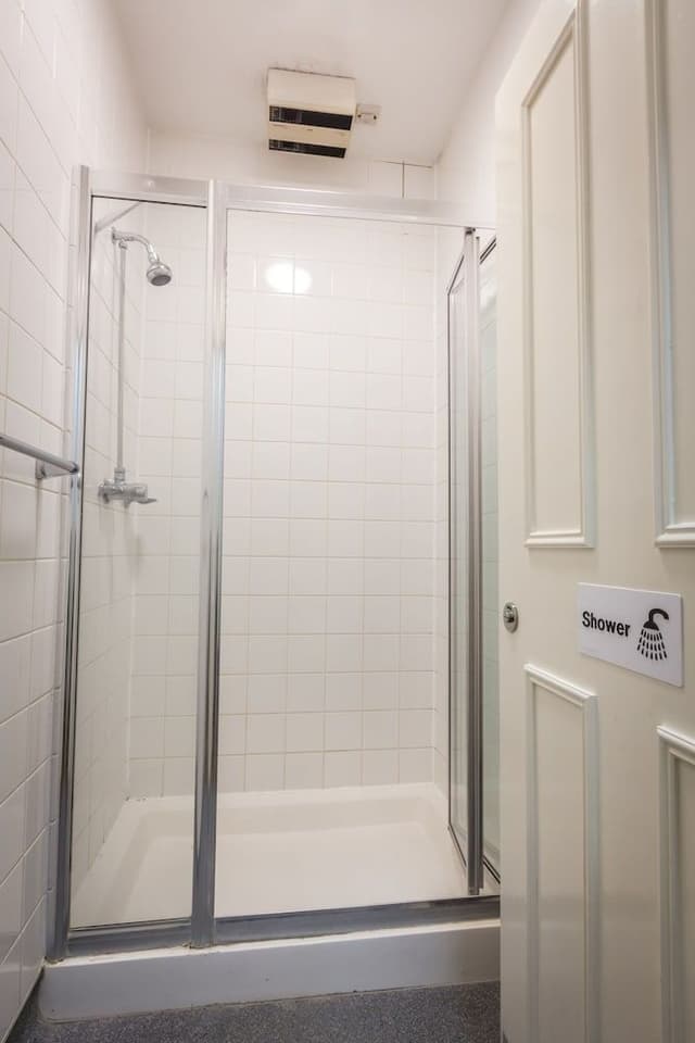 Basic Twin Room, 2 Twin Beds, Shared Bathroom
