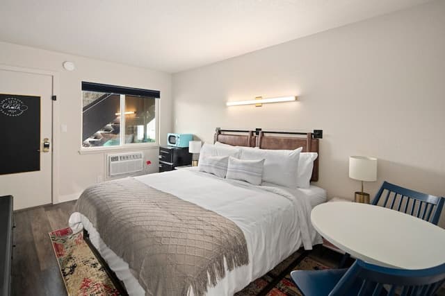 Standard Room, 1 King Bed
