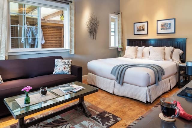 The Madrone, 1 King Bed, Private Bathroom