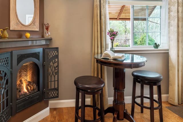 The Madrone, 1 King Bed, Private Bathroom