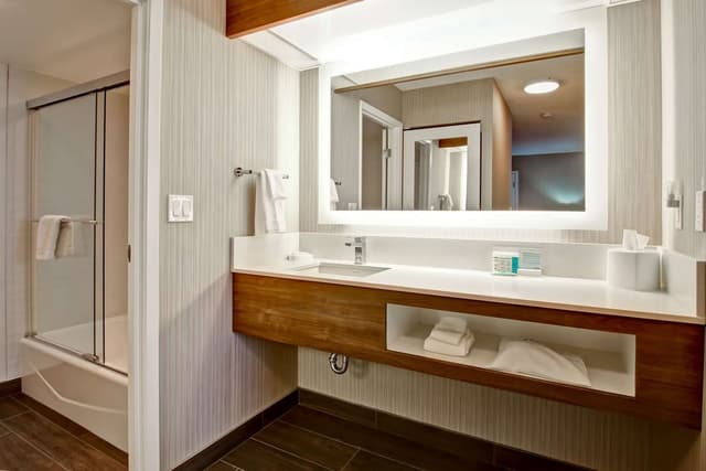 1 KING BED 1BDRM SUITE W/ KITCHEN NONSMOKING