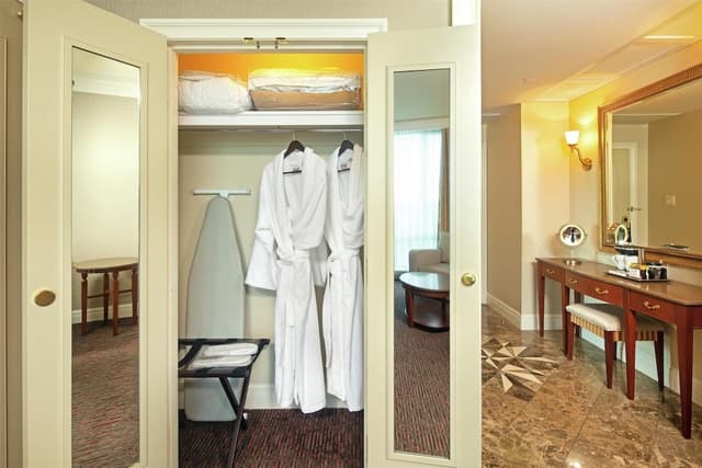 Suite, Club Lounge Access
