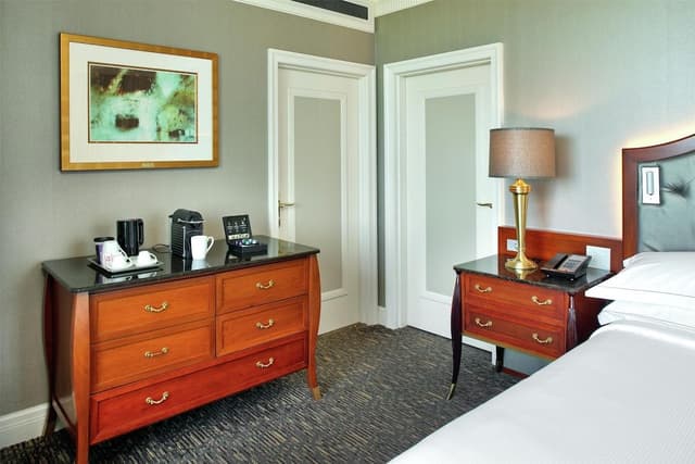 Suite, Club Lounge Access