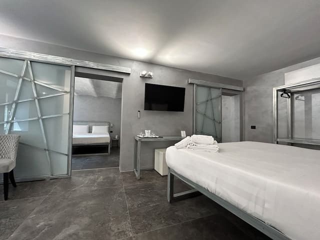 Deluxe Suite, City View