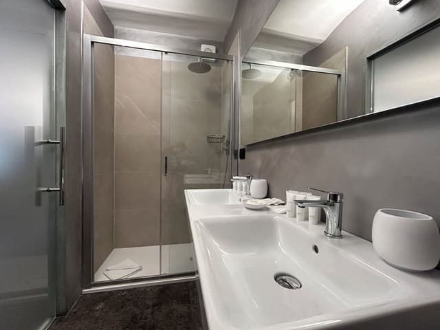 Deluxe Suite, City View