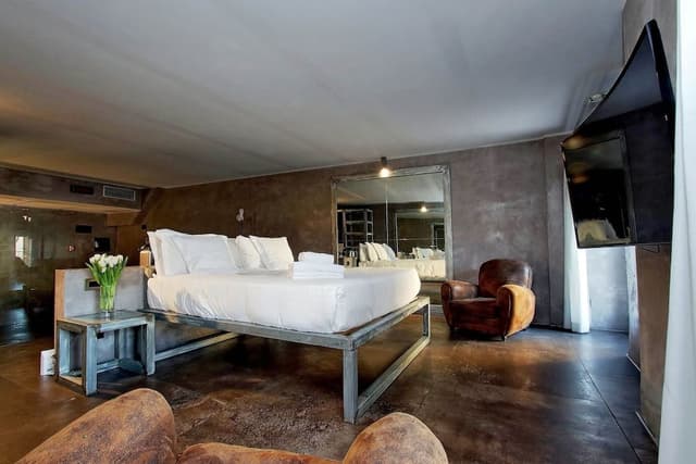 Suite, City View
