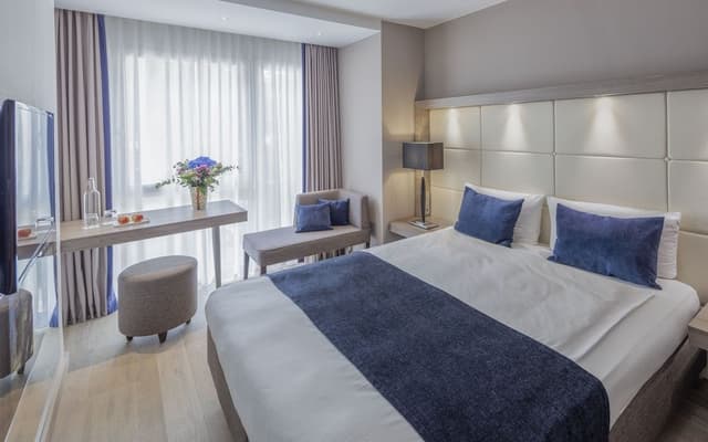 Double Room, 1 Queen Bed