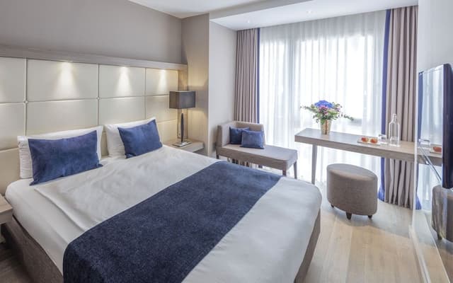 Double Room, 1 Queen Bed