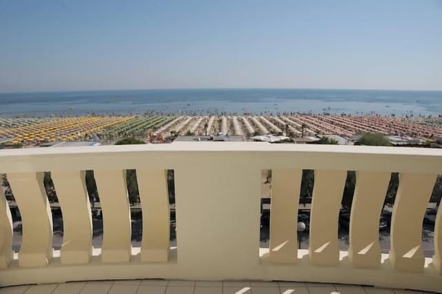 Superior Large con Balcone Vista Mare
