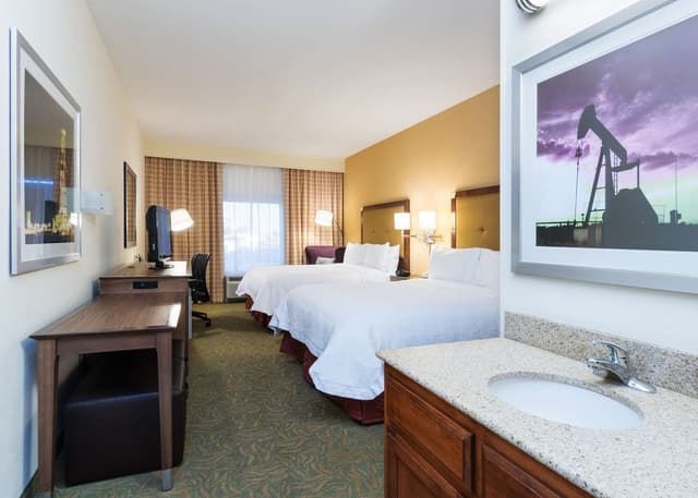 2 QUEEN BEDS