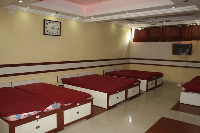 Shared Dormitory, Men only (Non AC and 14 Beds)