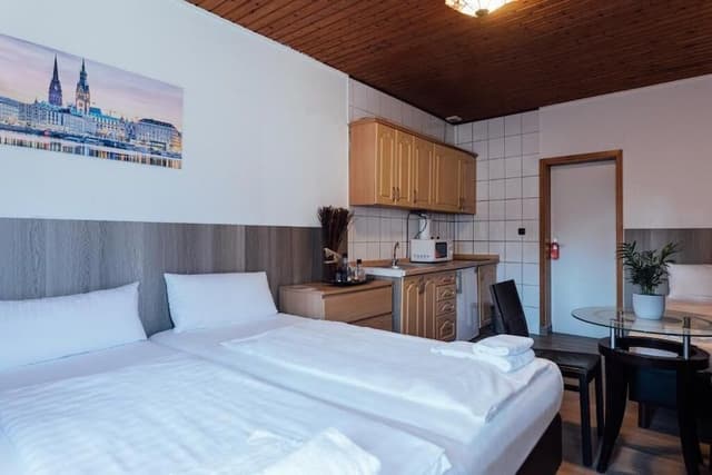Quadruple Room, Smoking