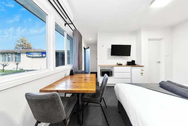 Superior Queen Room with Single Bed