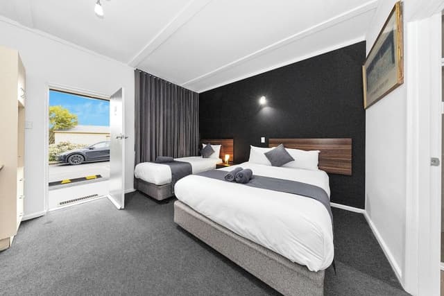 Superior Queen Room with Single Bed