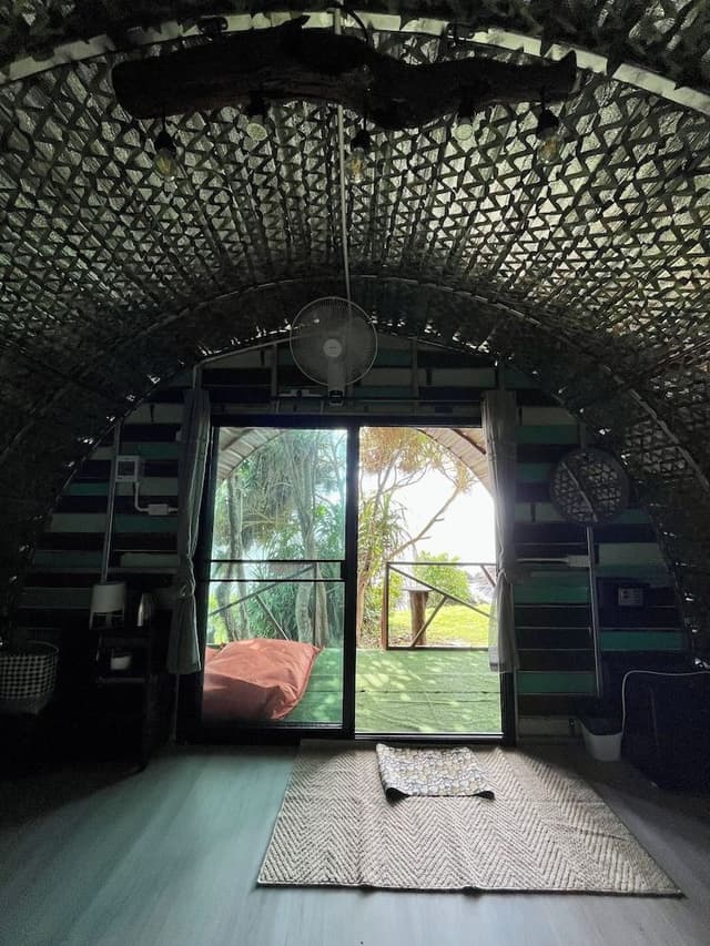 Castaway room with Twin bed