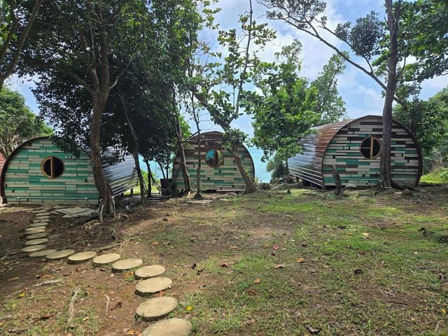 Castaway room with Twin bed