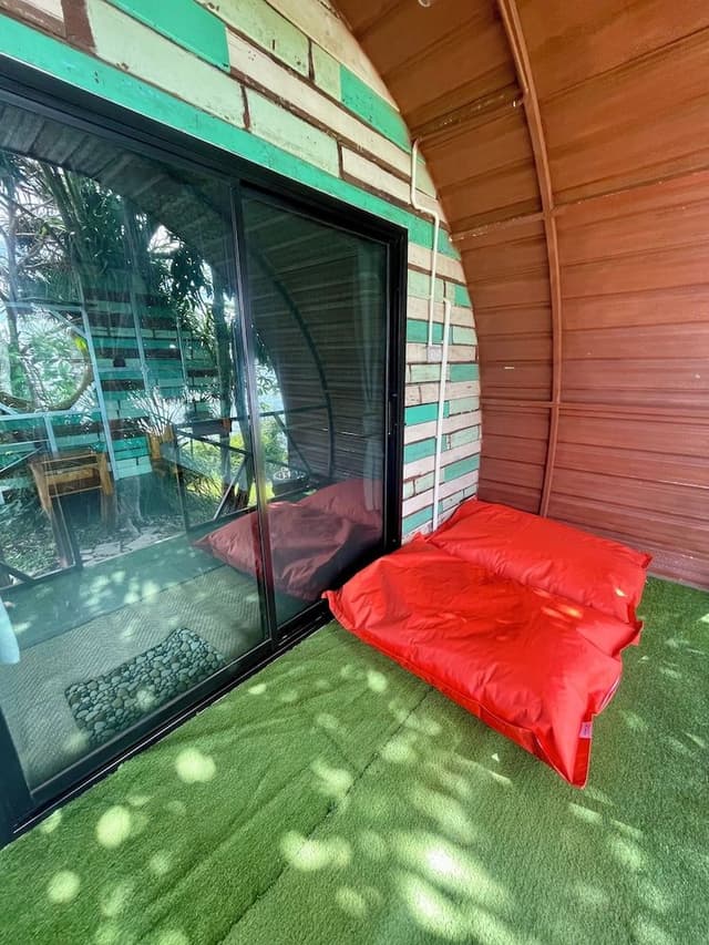 Castaway room with Twin bed