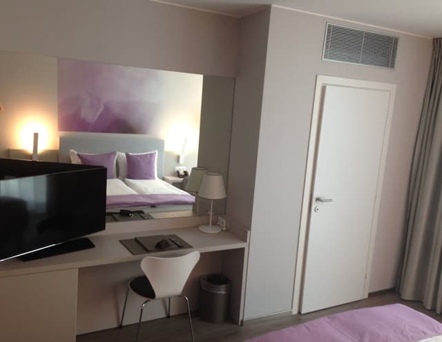 Modern Cosy Double Room (1 queen bed)