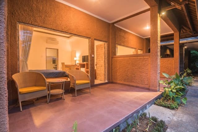 Superior Room, 1 King Bed, Pool View