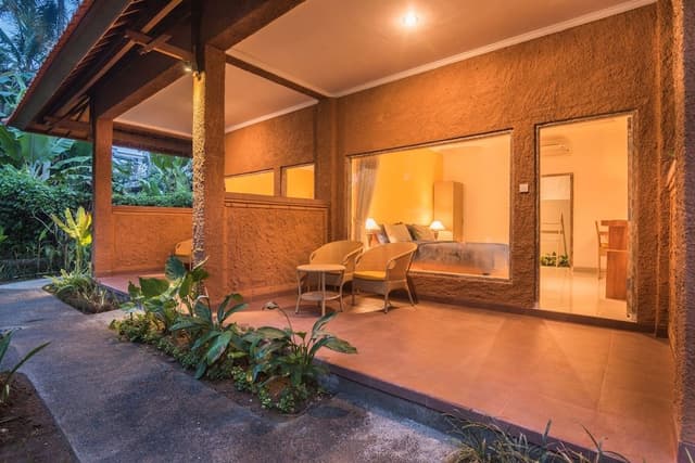 Superior Room, 1 King Bed, Pool View