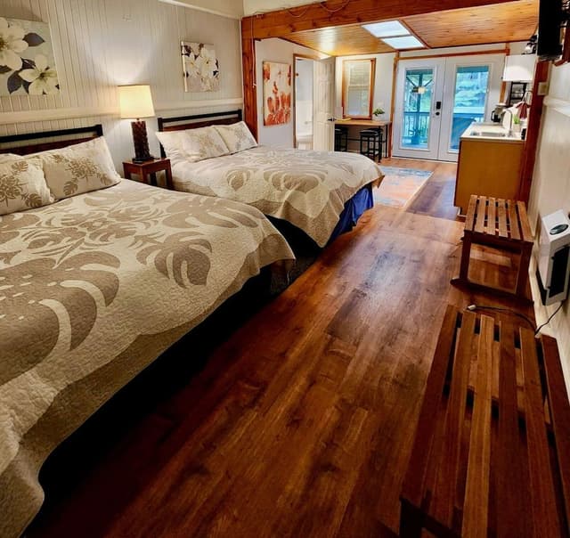 Gardenia Studio: 1 King + Sofa-chair bed, Kitchenette, Pvt Entrance +Lanai